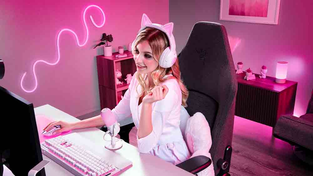 Žena s hernými slúchadlami Razer Kraken Kitty V2 BT_02