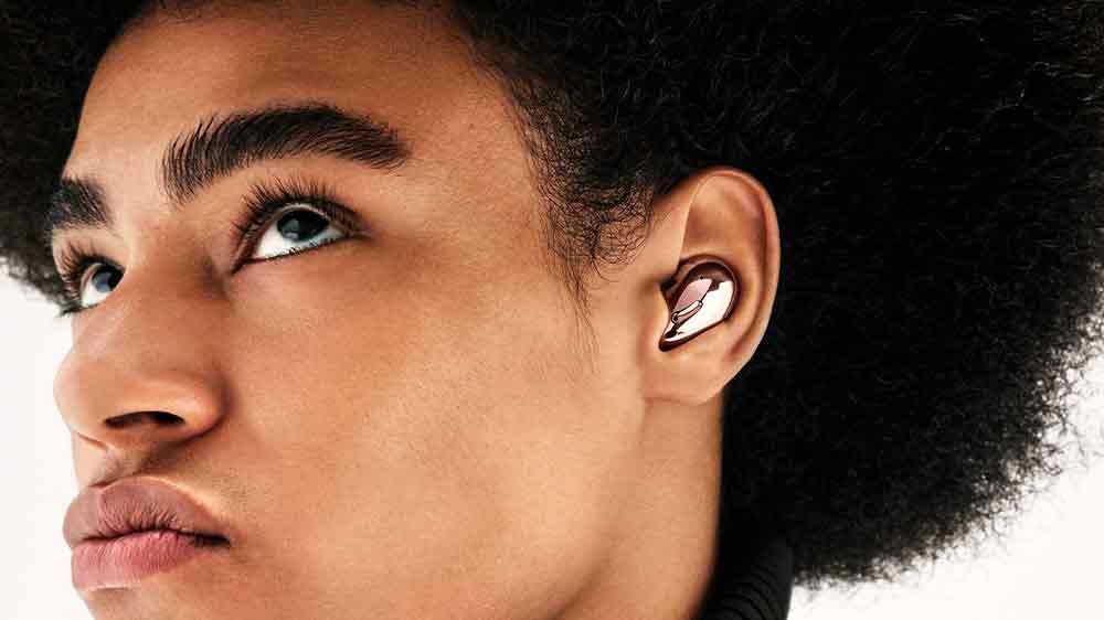 Mladík s bezdrátovými sluchátky SAMSUNG Galaxy Buds Live Onyx SM R180 v uších_02