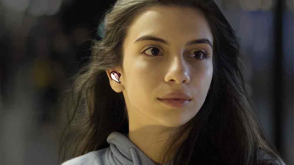 Slečna s bezdrátovými sluchátky SAMSUNG Galaxy Buds Live Onyx SM R180 v uších_03