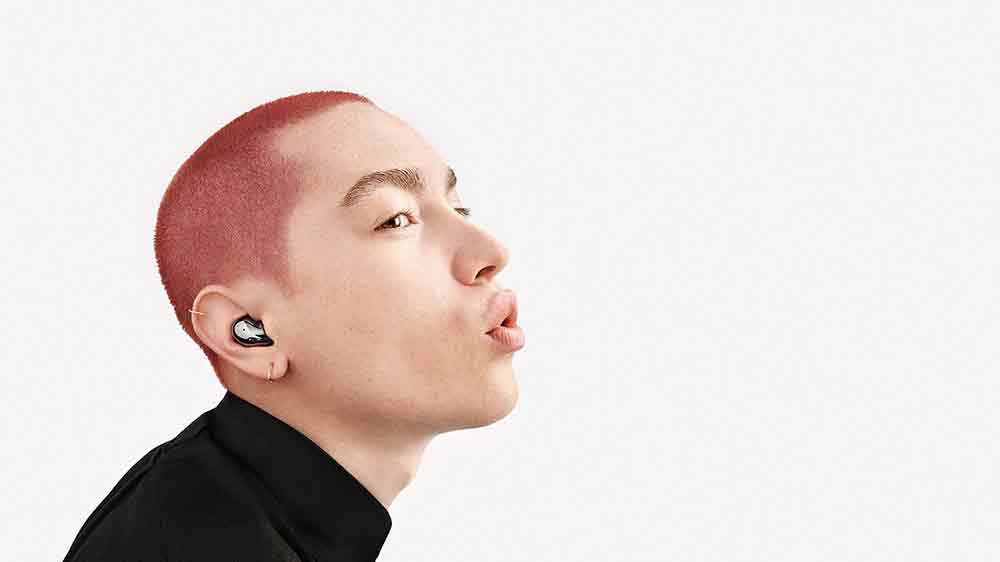 Mladík s bezdrátovými sluchátky SAMSUNG Galaxy Buds Live Onyx SM R180 v uších_04