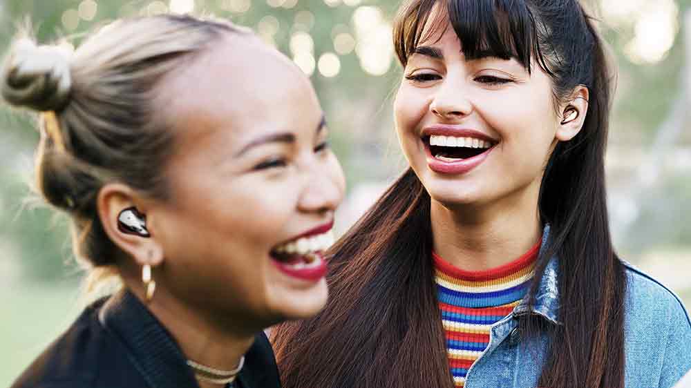 Dvě kamarádky s bezdrátovými sluchátky SAMSUNG Galaxy Buds Live Onyx SM R180 v uších_06