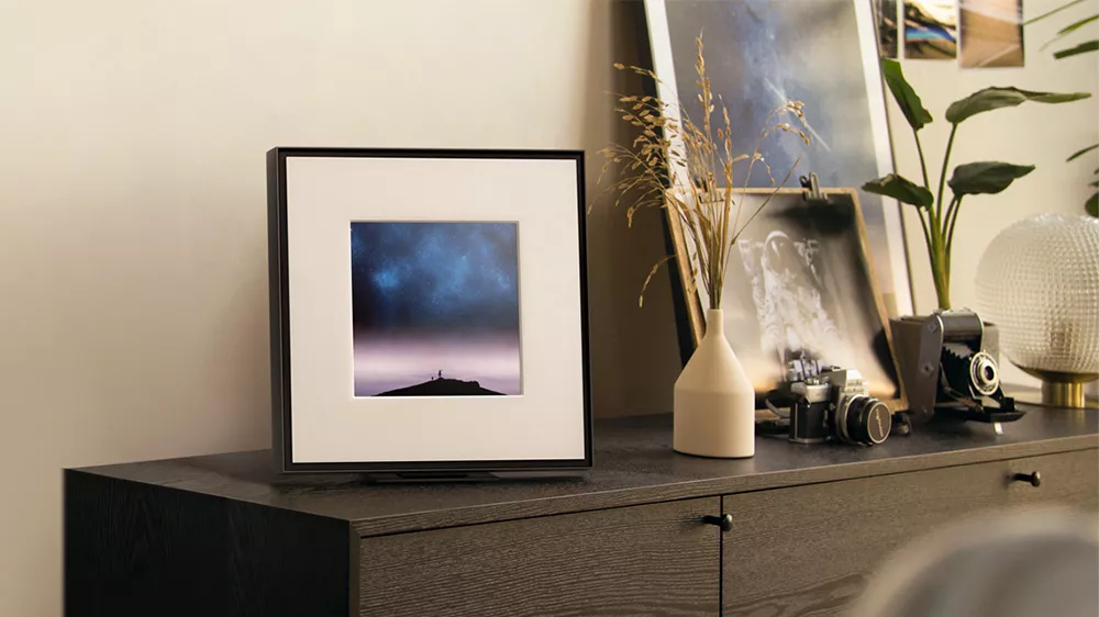 Bezdrátový reproduktor Samsung Music Frame HW-LS60D na skříňce_02