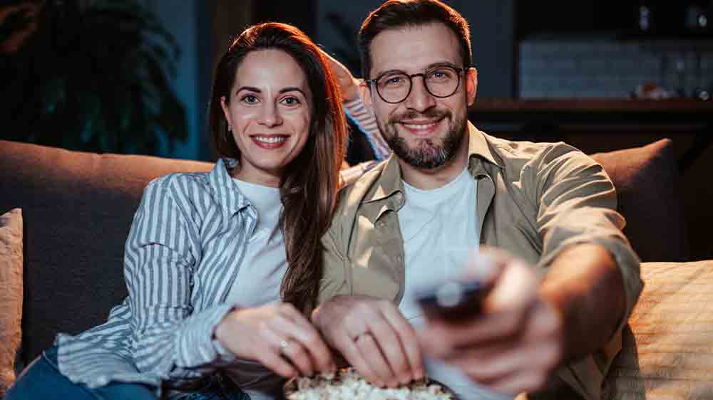 P&aacute;r na gauči sleduje televizi_05