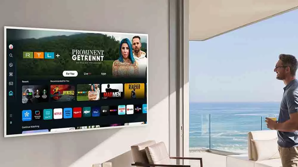 Muž dívající se na obrazovku televize Samsung, na které je spousta aplikací _07