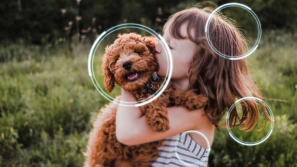 Miestami viac zaostrený záber na dievčatko so psom_02