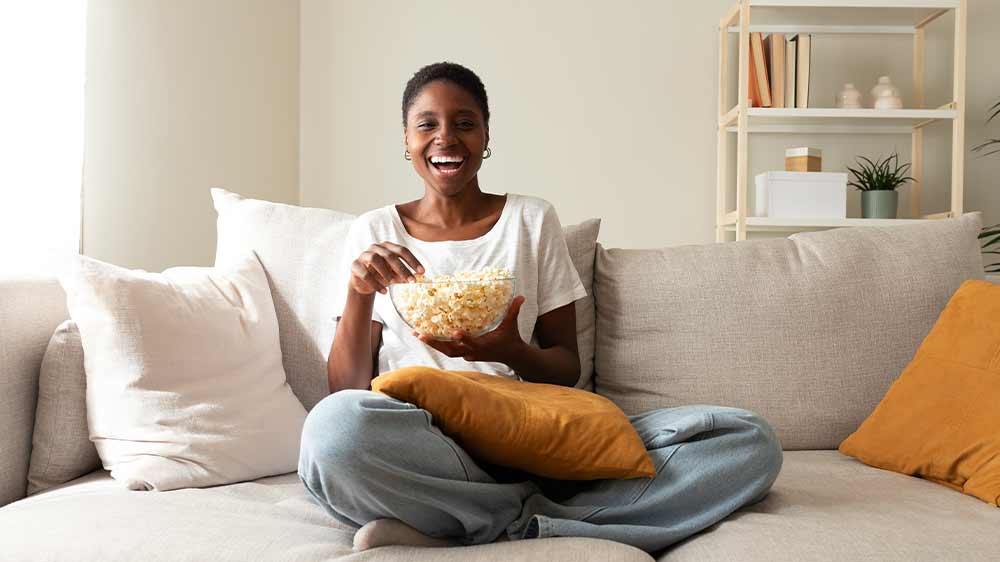 Rozosmiata žena pojedajúci popcorn_03