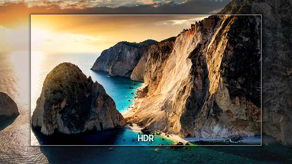 Záběr na útesy v moři, který ukazuje rozdíl mezi běžným obrazem a HDR obrazem_03