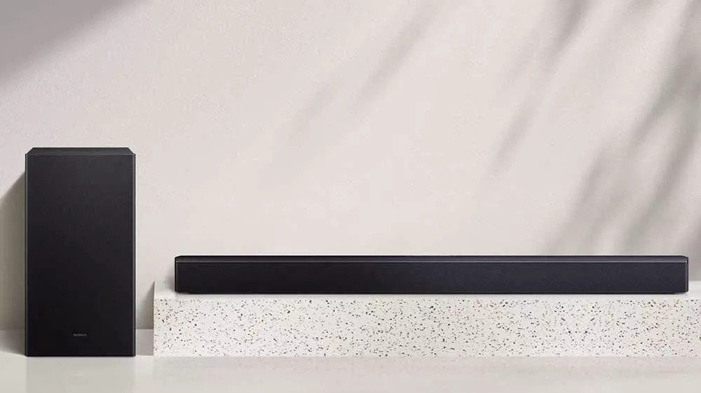 Soundbar Samsung HW B450F má štýlový dizajn_05