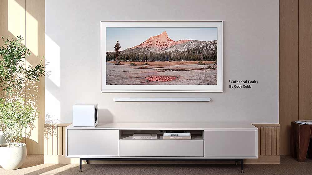 Výměnný rám Samsung VG-SCFF65TKBXC na TV v interiéru_02