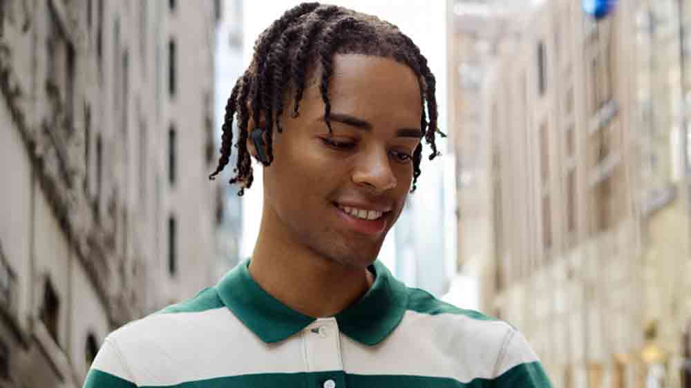 Muž, který stojí na ulici a v uších má sluchátka_06