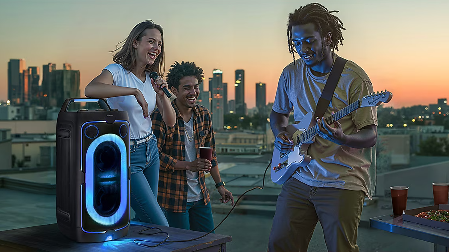 Žena spieva a muž hrá na gitare pripojenej k Samsung MX-ST50F