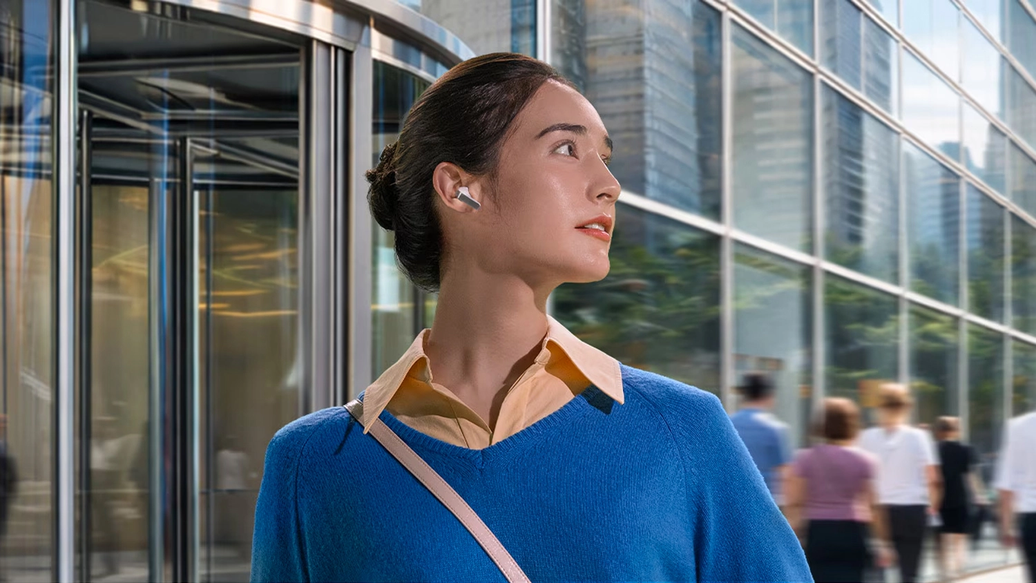 Žena so sl&uacute;chadlami Samsung Galaxy Buds4 v u&scaron;iach