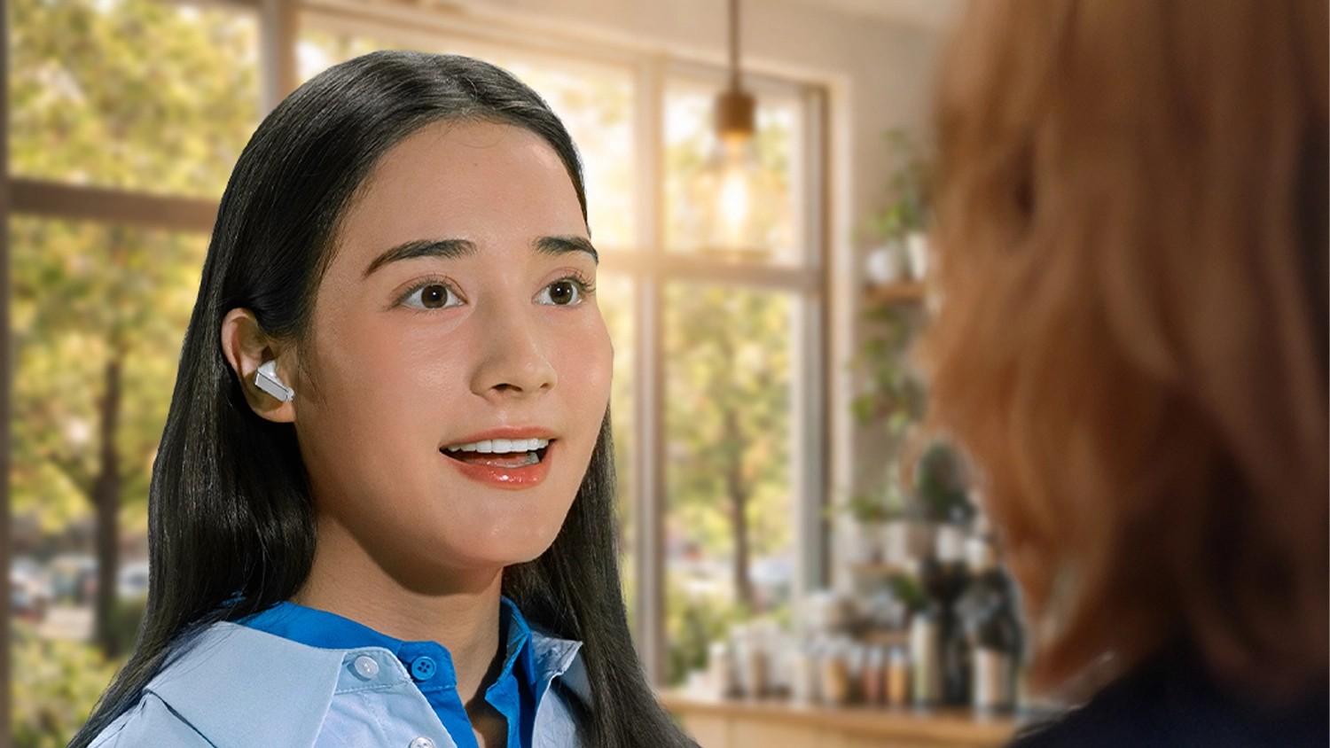 Žena so sl&uacute;chadlami Samsung Galaxy Buds4 Pro v u&scaron;iach