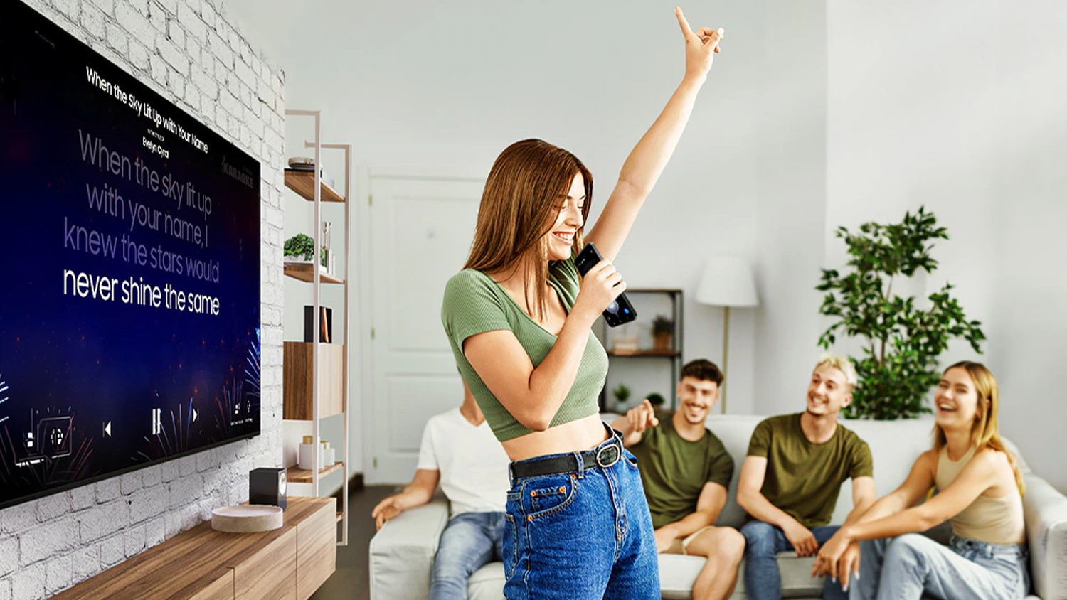 Mini LED televize Samsung UE75M70H využívaná na karaoke