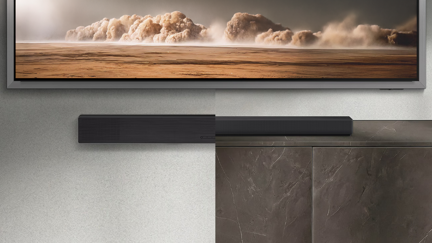 Soundbar Samsung připevněný na stěně / položený na komodě