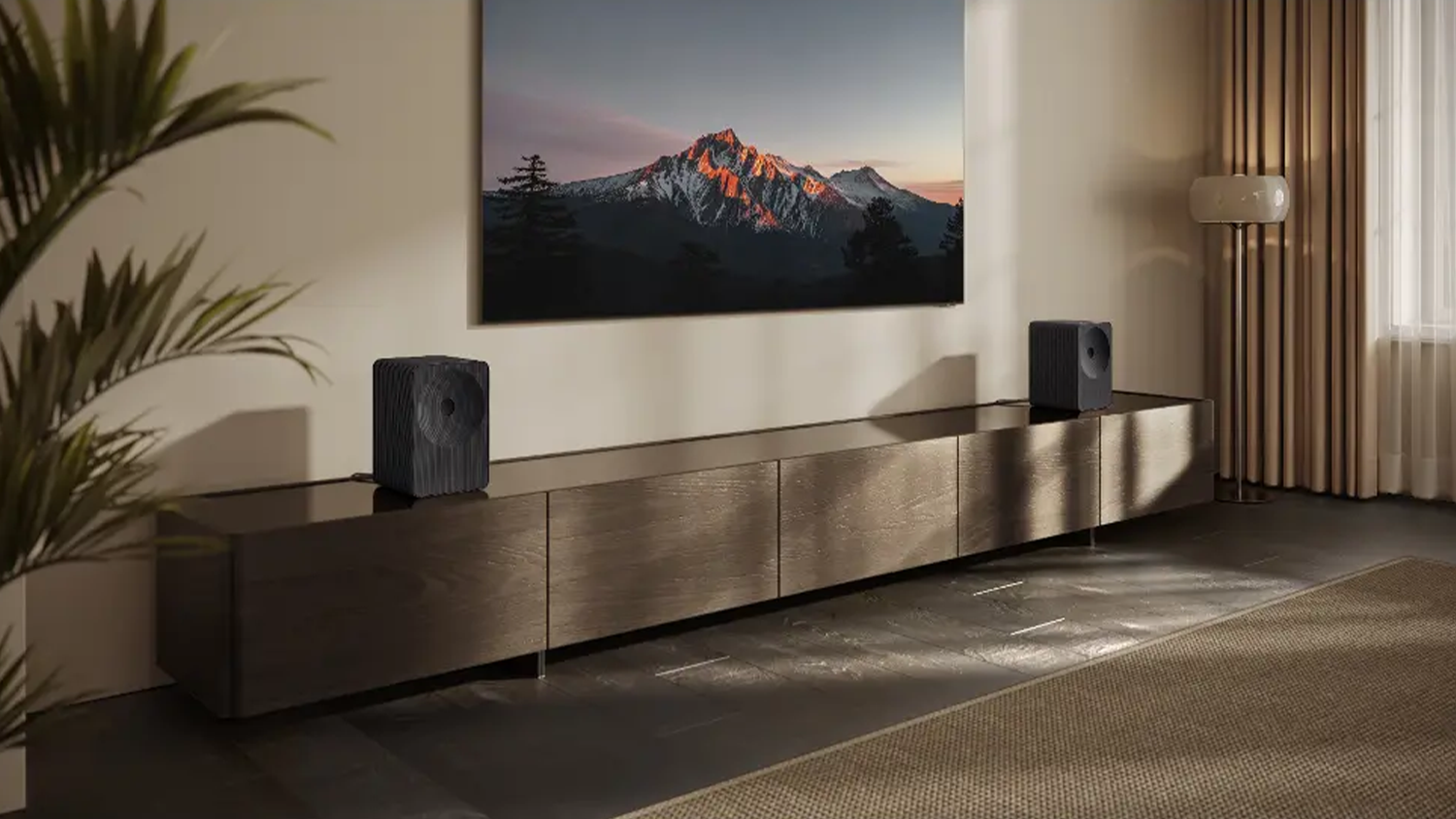 Dva bezdrátové reproduktory Samsung na komodě