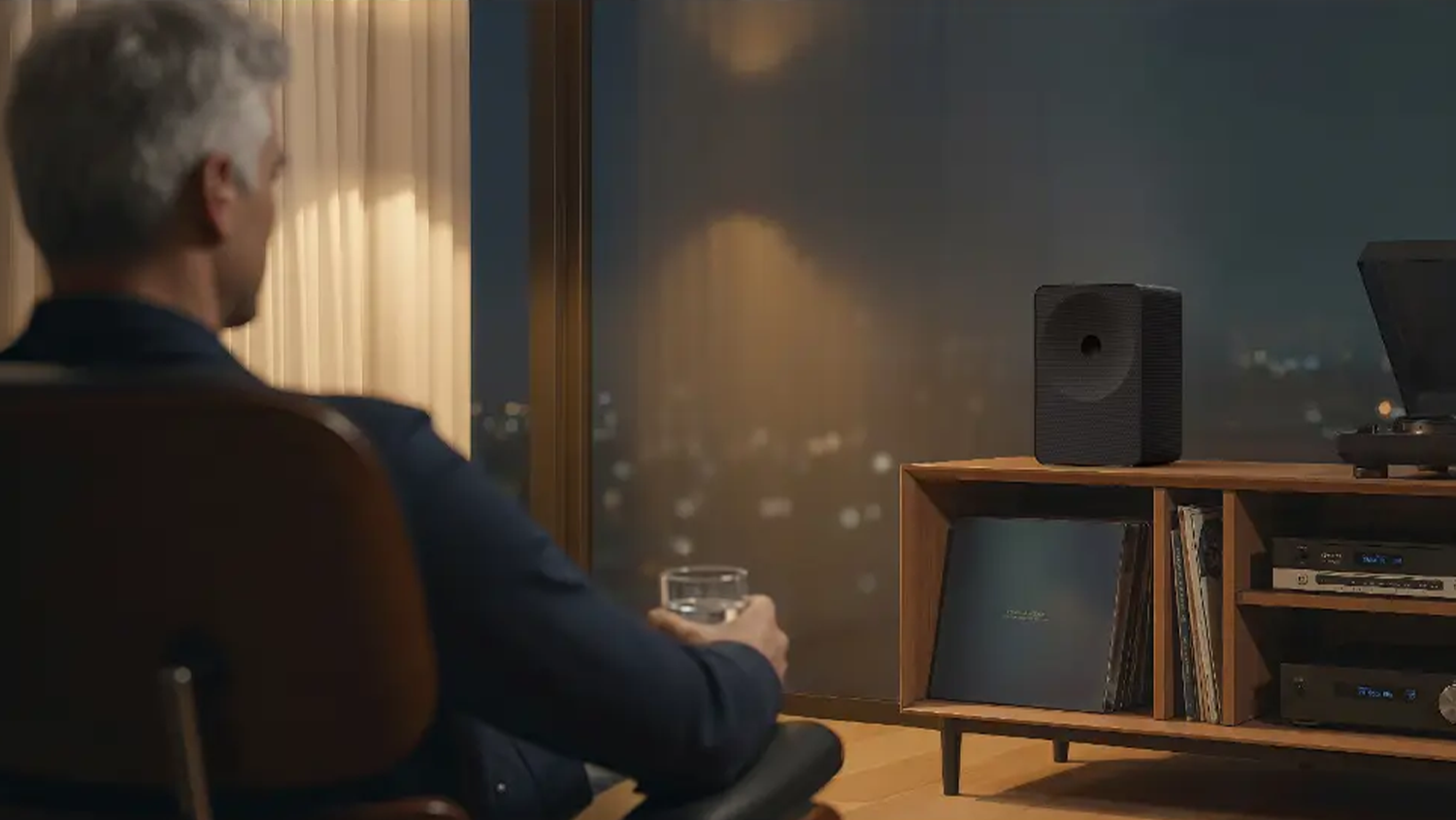 Muž sedí před reproduktorem Samsung