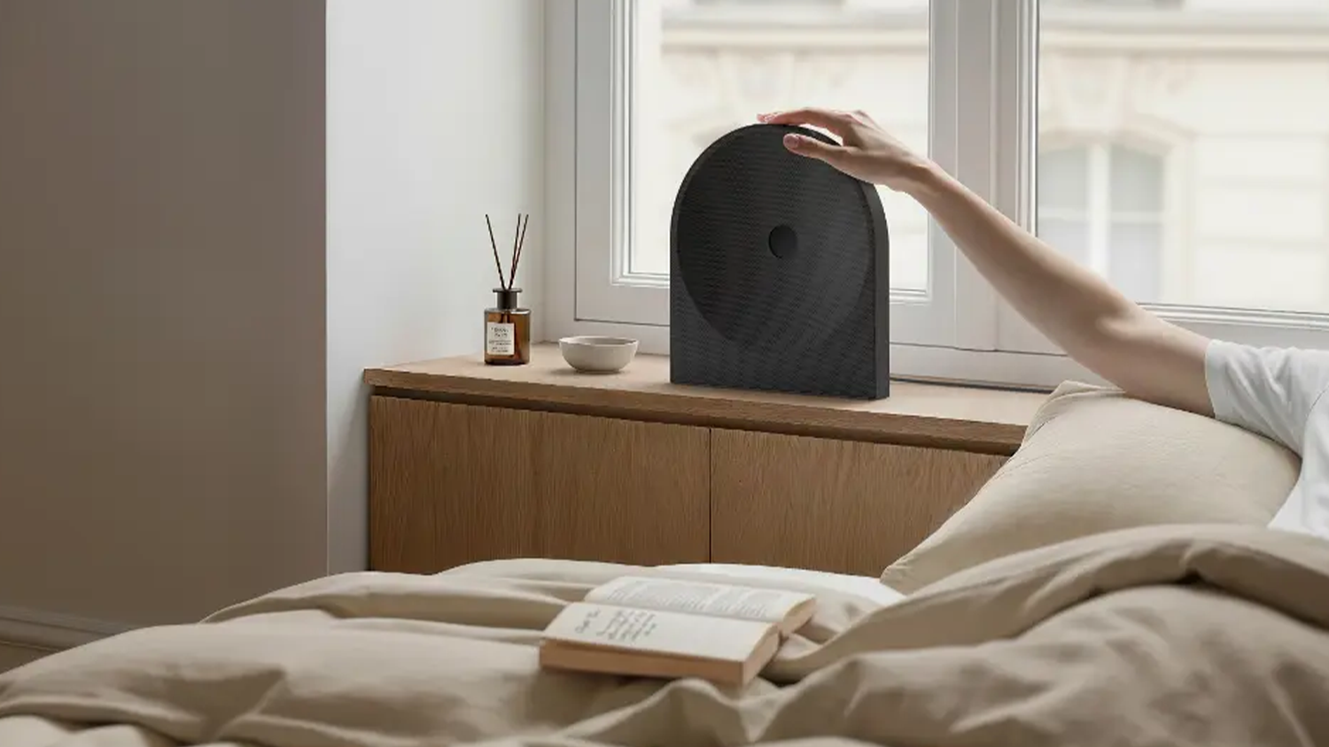 Ruka položená na reproduktoru Samsung