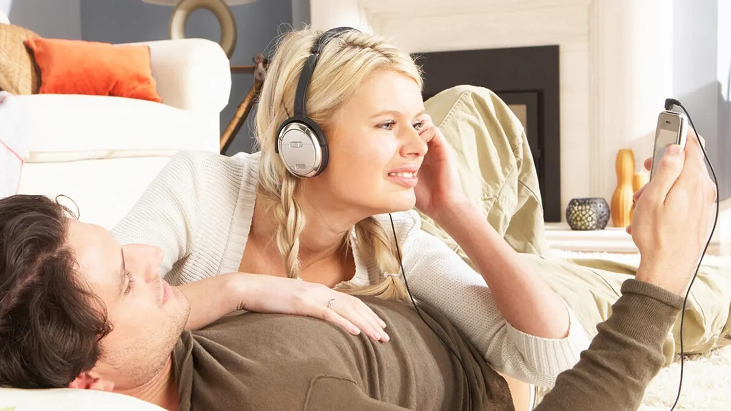Couple listening to the MP3 player