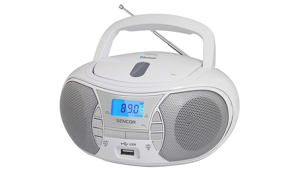 Rádiomagnetofón Sencor SPT 2700 biela na bielom pozadí zobrazujúci kompaktný retro dizajn s CD mechanikou a ovládacími prvkami