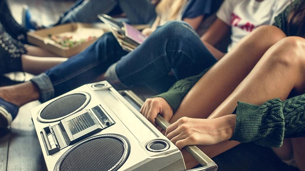 Rádiomagnetofón prehrávajúci hudbu s vynikajúcou kvalitou zvuku a minimálnym skreslením