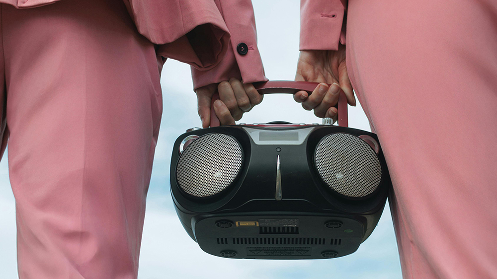 Ženy držiací rádiomagnetofón