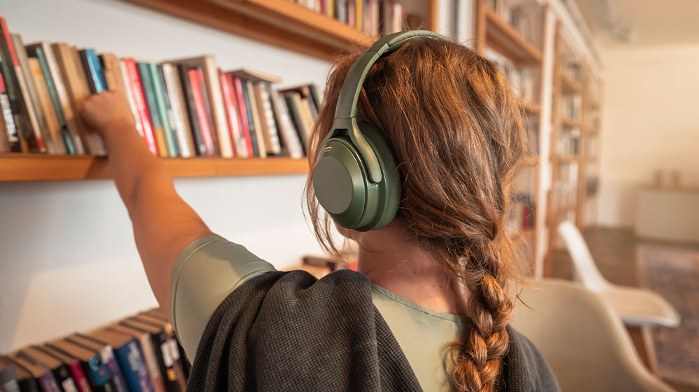 Muž poslouchá hudbu a kouká do telefonu_03