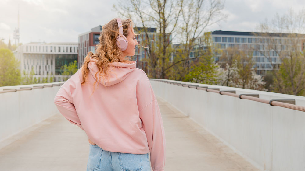 Žena poslouchá hudbu a tančí _03