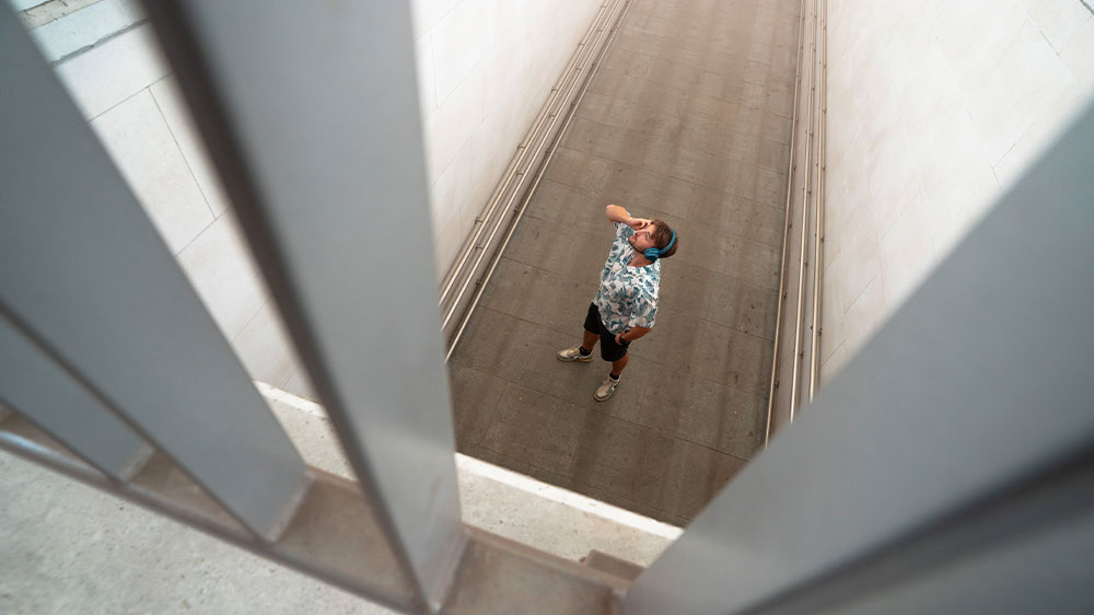 Muž poslouchá hudbu a kouká do telefonu _03