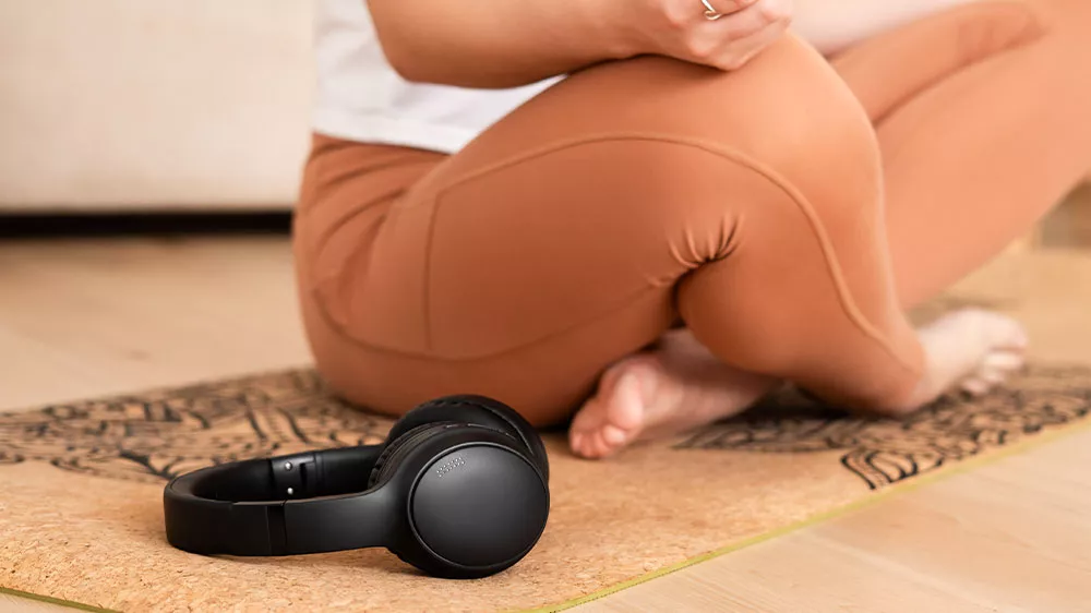 Muž poslouch&aacute; hudbu z bezdr&aacute;tov&yacute;ch sluch&aacute;tek_04
