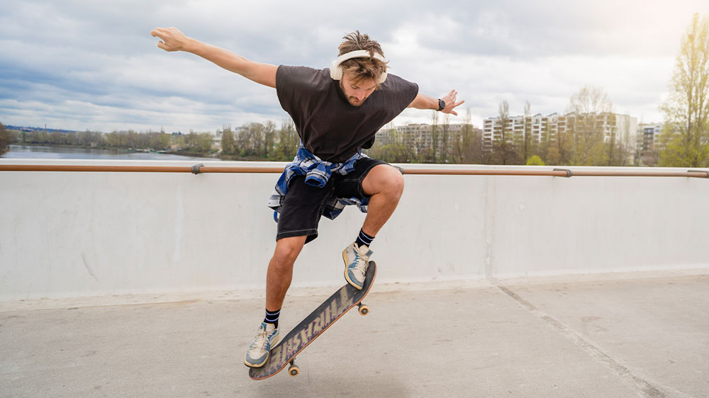 Slečna poslouchá hudbu z bezdrátových sluchátek_02