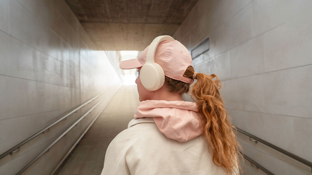 Muž poslouchá hudbu z bezdrátových sluchátek_04