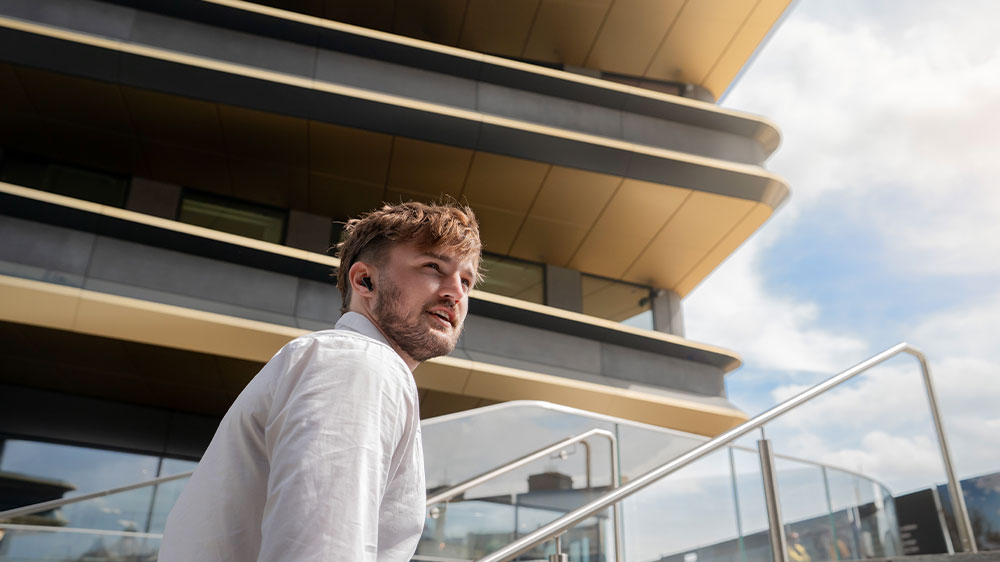 Žena poslouchá hudbu a kouká do telefonu_03