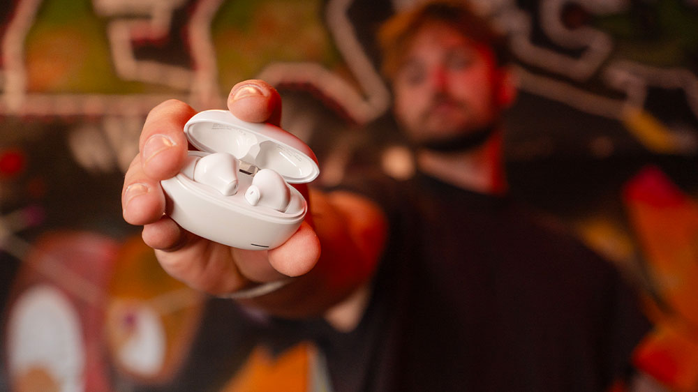 Žena si vkládá sluchátko do ucha_02