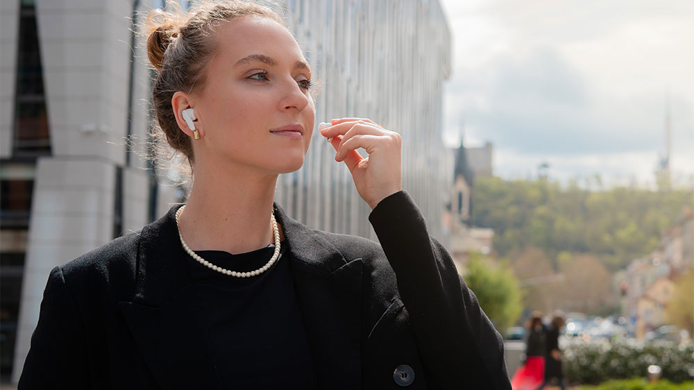 Muž poslouchá hudbu a kouká na hodinky_03