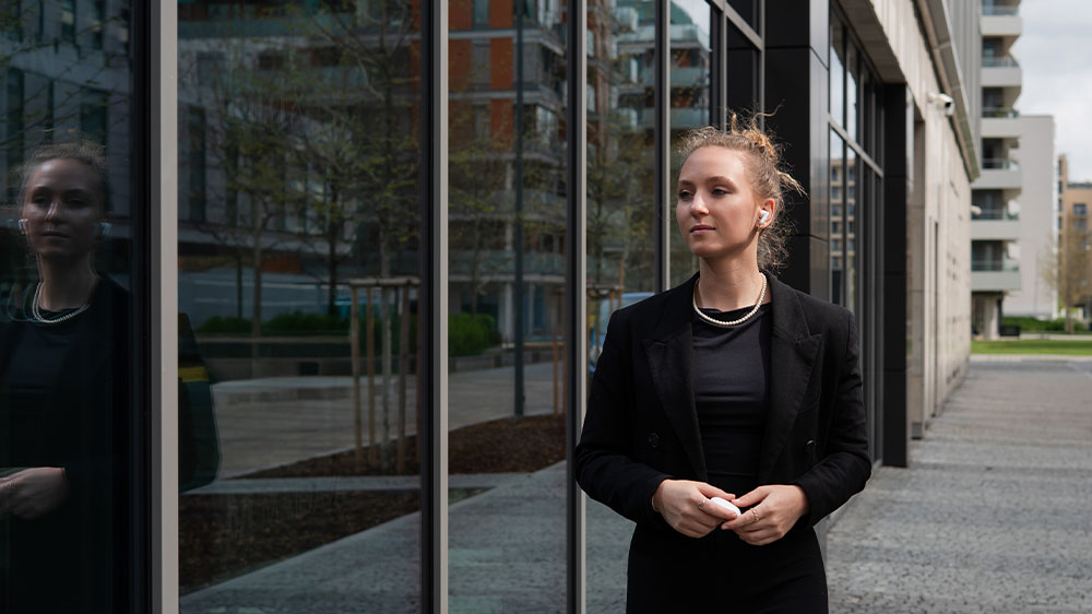 Žena poslouchá hudbu ze sluchátek při sportu_05