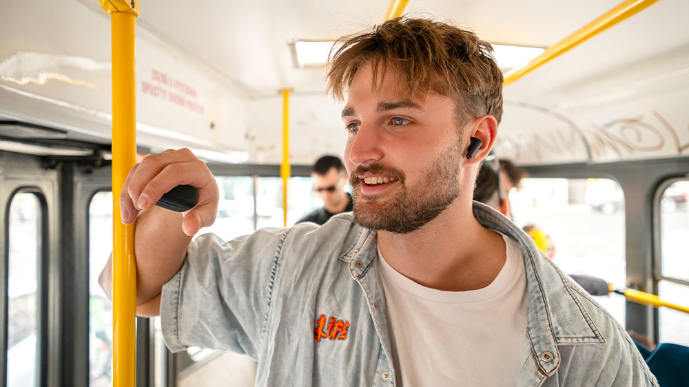 Žena poslouchající hudbu_02