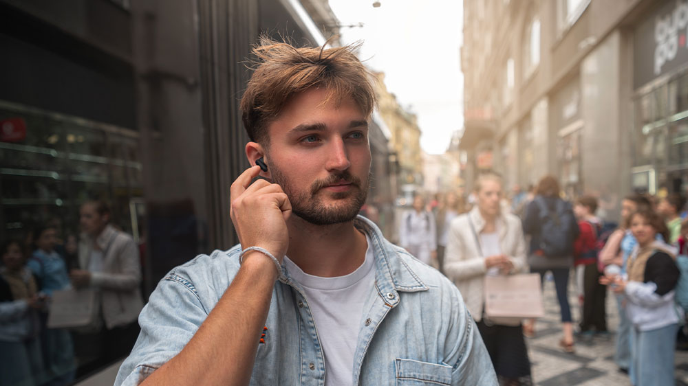 Žena poslouchající hudbu _03