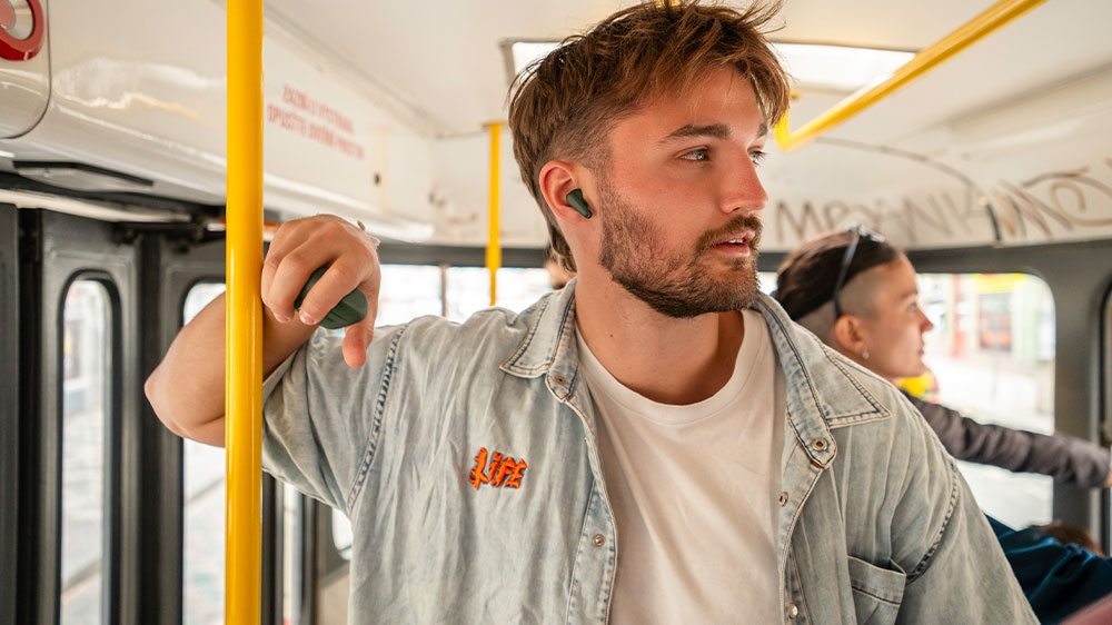 Žena poslouchající hudbu_02