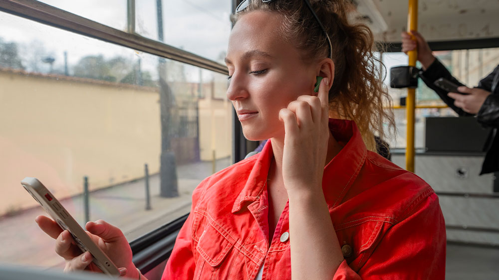 Žena poslouchá hudbu při běhu _03