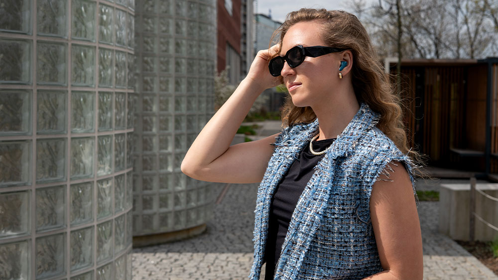 Žena poslouchající hudbu_02