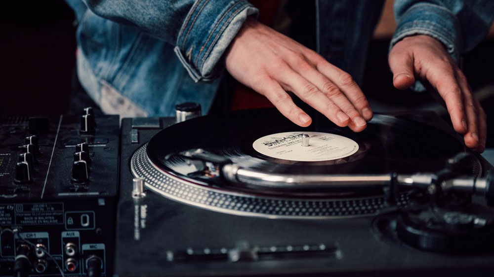 Muž pouští vinylovou desku_03