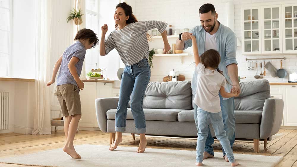 Rodina tančí při poslechu hudby_02