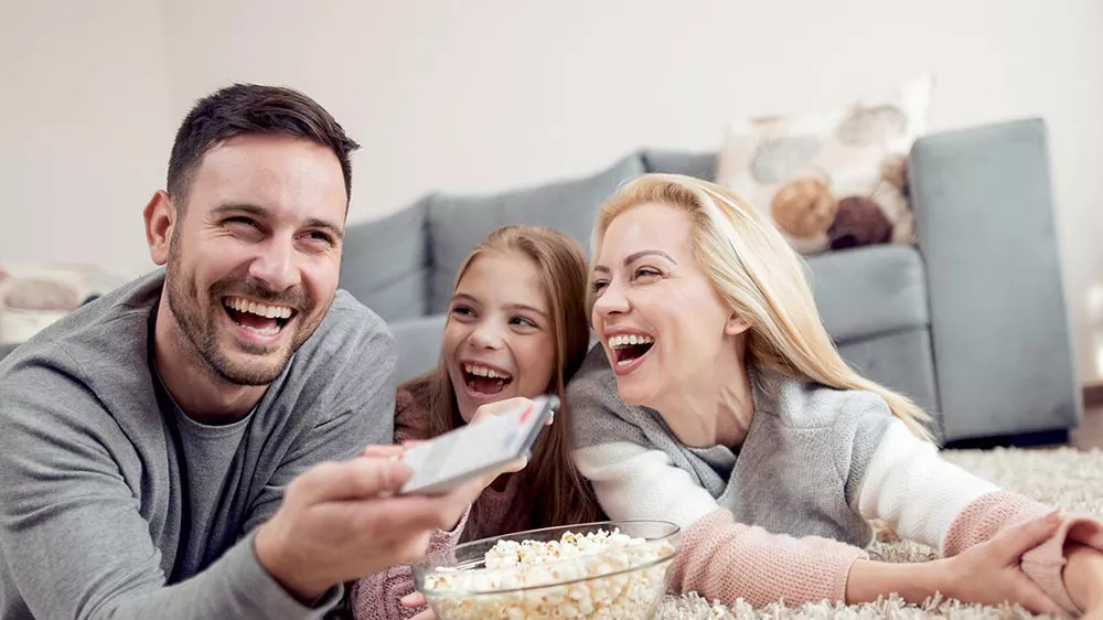 Család a Sencor SLE 32S803B Smart TV előtt