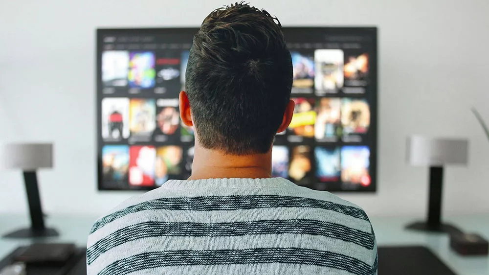 Muž sleduje televizi Sencor SLE 2474TCS_02
