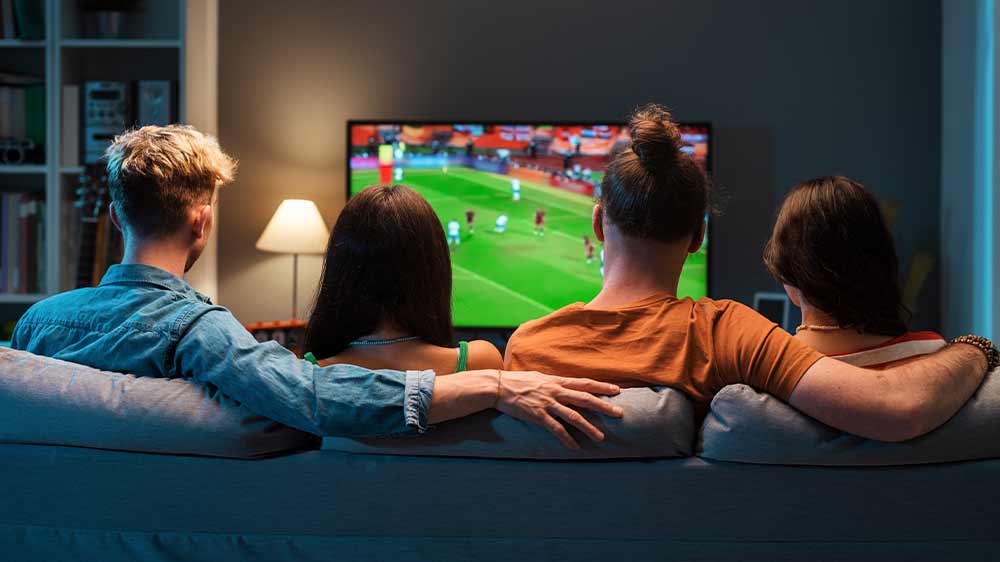 Parta lidí sleduje sportovní přenos_04