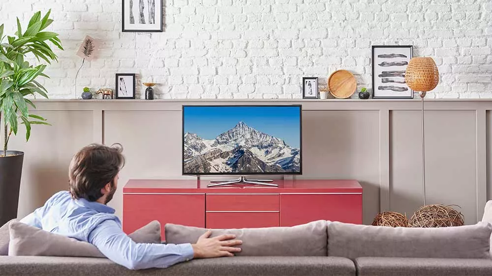 Muž sleduj&iacute;c&iacute; televizi v ob&yacute;v&aacute;ku_04