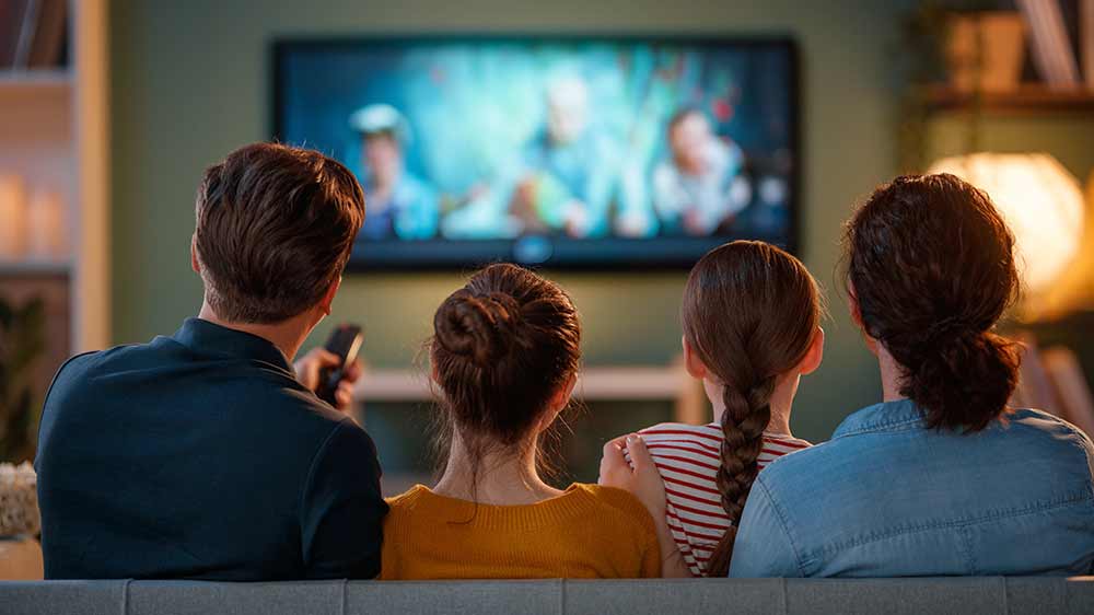 Rodina sledující televizi_05