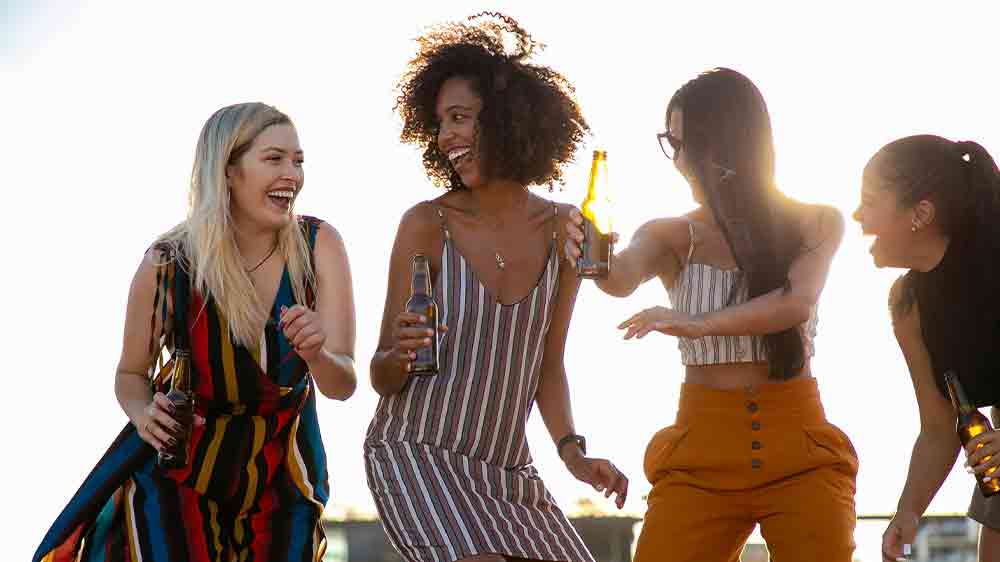 Ľudia, ktorí si užívajú hudbu _02