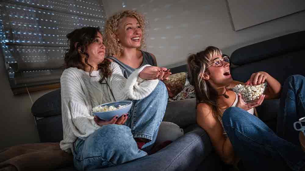 Rodina sleduje televíziu_03